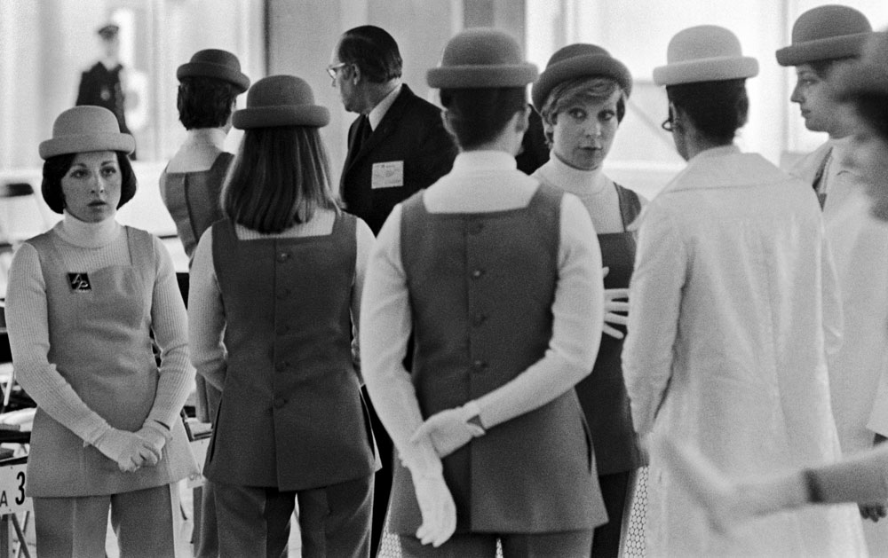 edito_groupe_presse_40_ans_CDH_photo_hotesses_NB