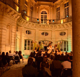 hotel-de-beauvais-credit-photo-mystere-bouffe-festival-treteaux-nomades-paris-270-260 hotel-de-beauvais-credit-photo-mystere-bouffe-festival-treteaux-nomades-paris-270-260