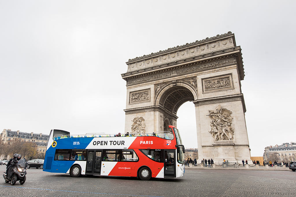 Open Tour devant l'Arc de Triomphe sur la place Charles de Gaulle à Paris