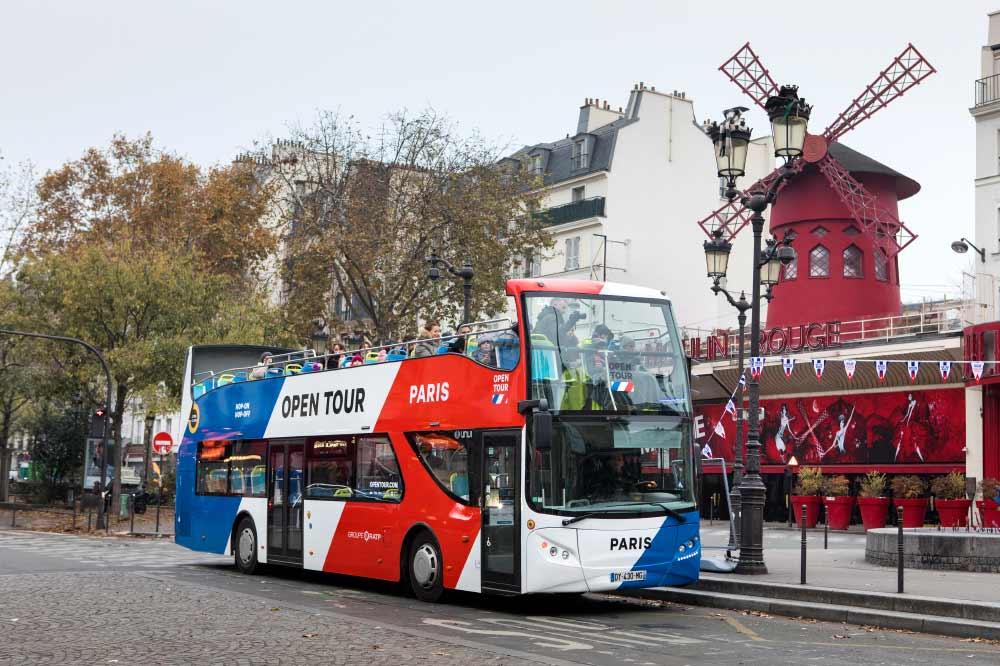 Open Tour devant le Moulin Rouge près de Pigalle à Paris XVIII
