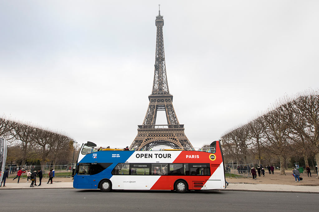 Open Tour devant la Tour Eiffel à Paris